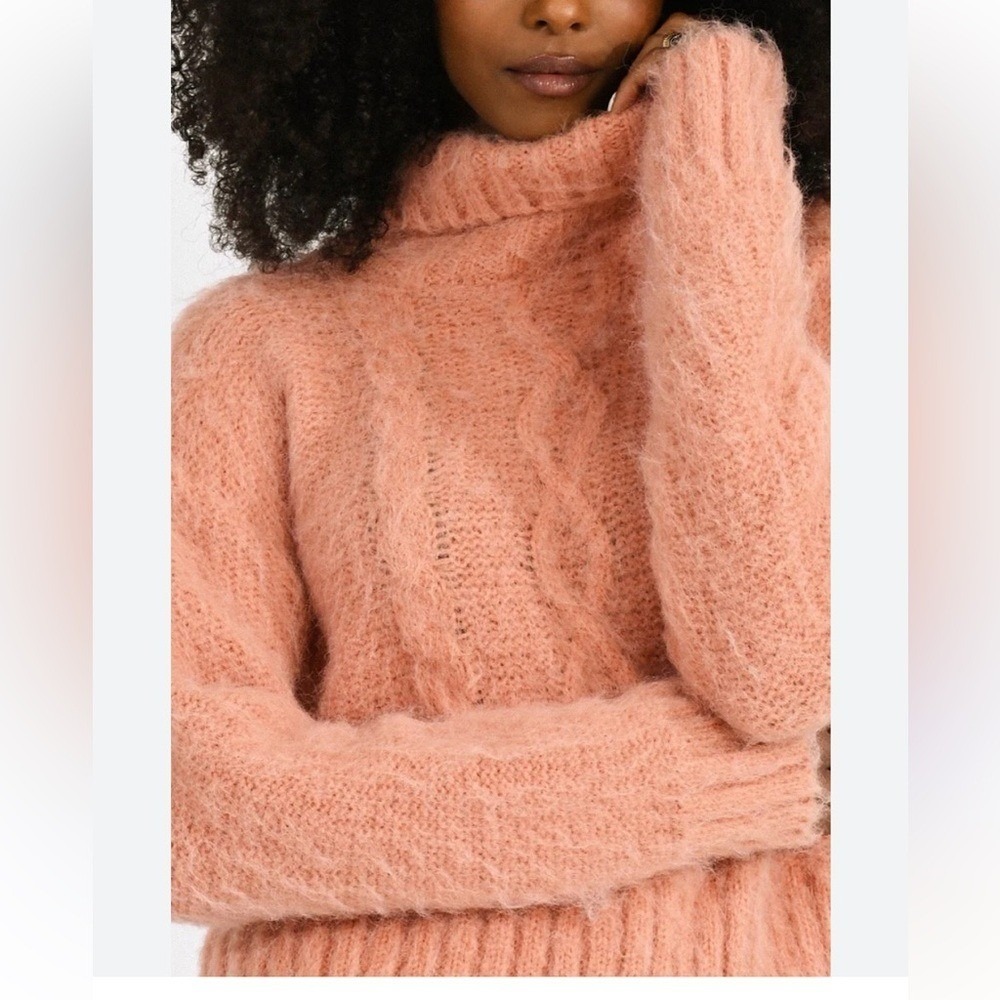 NWT Molly Bracken Size Small Cozy Peach‎ Cable Knit Sweater Turtleneck